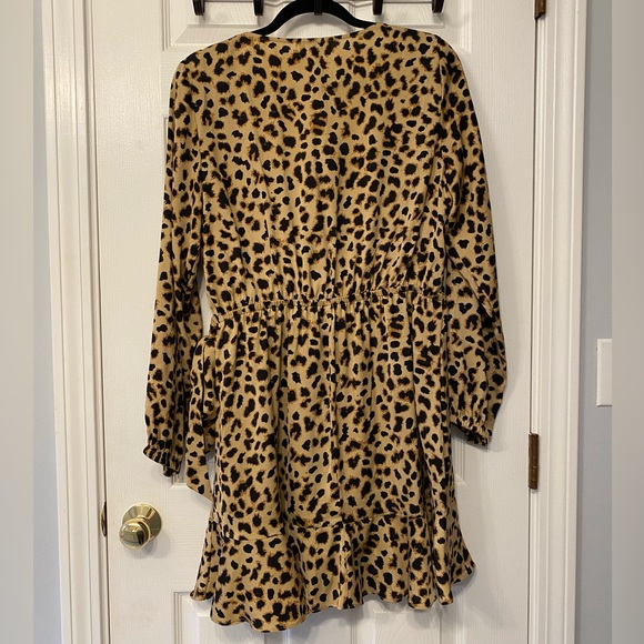 Express. Leopard Print Long Sleeved Dress 🐆 Size Large. 🖤 - Picture 4 of 9